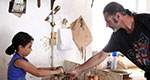 Le fils de Giannis, Simos tout en apprenant l'art de la poterie avec son père