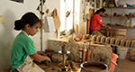Le fils de Giannis, Simos tout en apprenant l'art de la poterie avec son père